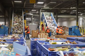 Bücher werden mit Förderbänder in zwei WEIMA Shredder gefördert.