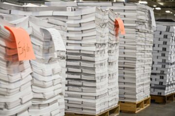 Produktionsabfall aus Druckereien gestapelt auf Paletten