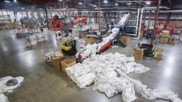Folienabfälle werden in einer großen Anlage mit WEIMA Shredder zerkleinert für Recycling