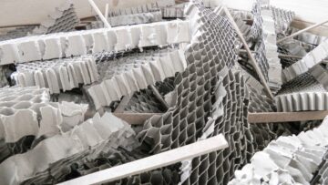 Alte Kartons vor dem Recyclingprozess