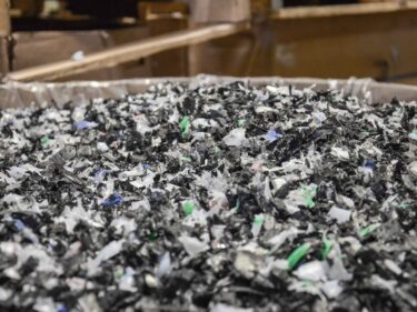Zerkleinerte PVC-Folie in verschiedenen Farben als Mahlgut nach dem industriellen Recyclingprozess