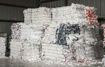 Papierballen vor der Zerkleinerung