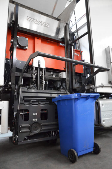 Papiermülltonne wird mit Vorrichtung zum mobilen Shredder gehoben