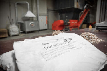 The sustainable insulation mat is made from waste paper and corrugated cardboard.