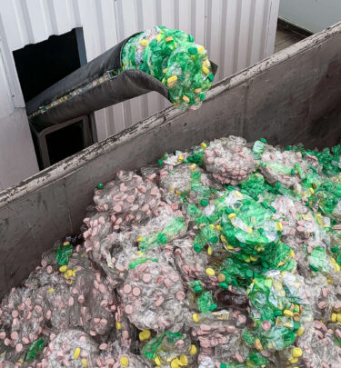 PET-Flaschen Abfall werden als verdichtete Presslinge zentral gelagert
