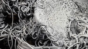 Gemischte Anfahrspritzlinge aus dem Extruder als Close up auf einem Bild dargestellt.