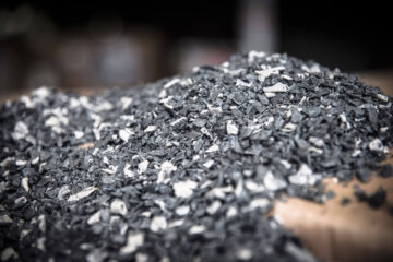 Shredded plastic from automobile production