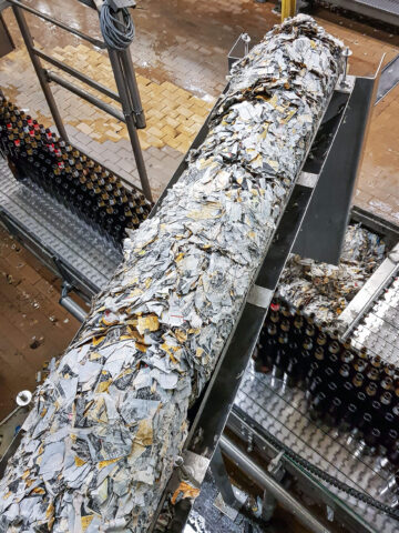 Gepresste Etiketten von Getränkeflaschen in einer PUEHLER Presse