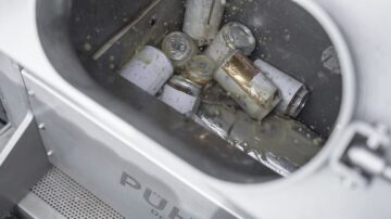 Getränke Dosen werden in PUEHLER Presse verpresst