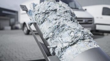 Papier Label Presslinge werden aus der Presse in den Abwurf geschoben