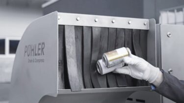 Dose werden in eine PUEHLER Verpackungspresse E 300 geworfen