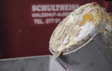 Aluminium Etiketten aus der Bierflasche als Pressling