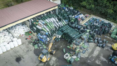 Materiallager aus alten Mülltonnen, Rohre aus HDPE und verschmutzten Hartkunststoffabfällen