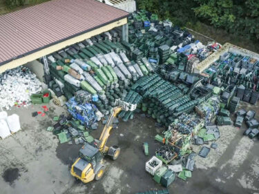 Materiallager aus alten Mülltonnen, Rohre aus HDPE und verschmutzten Hartkunststoffabfällen