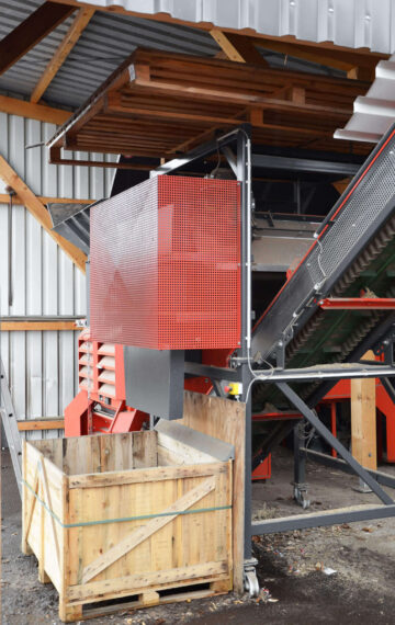 Magnetic metal separator above the conveyor belt