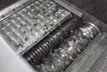 1.500mm langes Plastikrohr wird vom Schieber auf den Rotor gedrückt und sofort zerkleinert