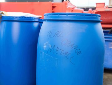 Hartplastik blaue Fässer