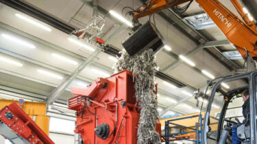 WEIMA shredder shreds pulper rope and is loaded via crane