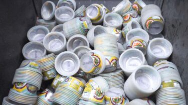 Zerkleinerung von Plastikbechern aus Polypropylen