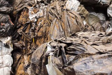 Geballte Agrarfolie vor der Zerkleinerung im Recyclingprozess
