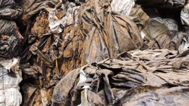 Geballte Agrarfolie vor der Zerkleinerung im Recyclingprozess