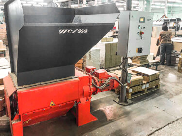Four-shaft wood shredder for long and bulky wood waste from wood furniture production