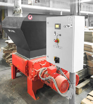 The control cabinet of the ZM 40 wood shredder is placed right next to the machine for simple operation via Siemens PLC control system