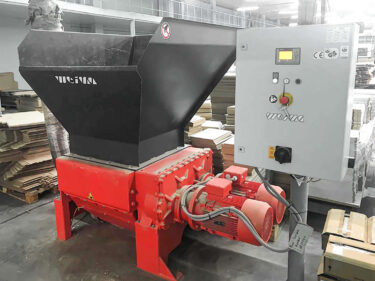 WEIMA ZM 40 Vierwellen-Shredder für Holzabfälle steht in den Lerom Produktionshallen