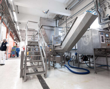 PUEHLER ReWork Presse bei Emmi in Suhr in der Schweiz