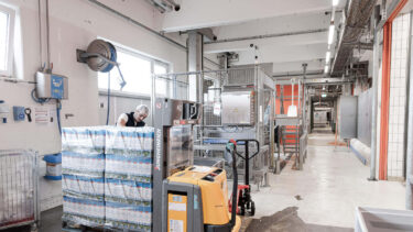 Full milk cartons at Emmi before ReWork process