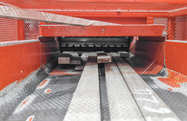 Lange Holzleisten auf einer WEIMA Holz Shredder Vibrorinne