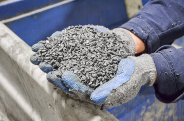 Fein granulierte Recyclingstoffe nach dem Schreddern