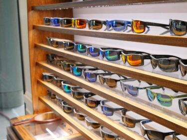 Eine Ladenansicht mit ausgestellten Maui Jim Brillen und Sonnenbrillen
