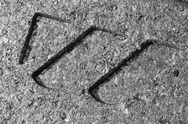 WEIMA W Logo auf Metallbrikett geprägt