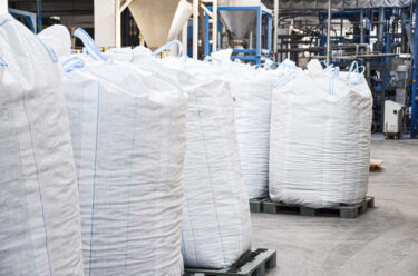 Viele FIBC Big Bags bei Romcarbon gefüllt mit Granulat