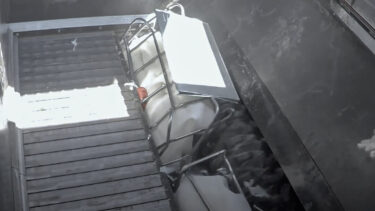 Zwei leere IBC Container werden im WEIMA Schredder zerkleinert und recycelt