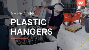 Geschredderte Kleiderbügel werden in Big Bags gefüllt und sind bereit um recycelt zu werden