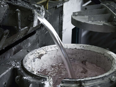 Fluessiges Aluminium fliesst in Behaelter