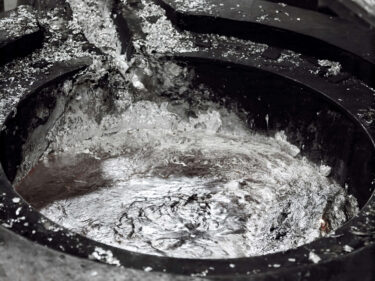Geschmolzenes Aluminium vom Recycling