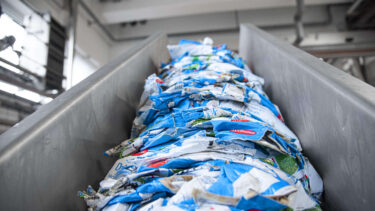 Verpresste Milchkartons in der Produktion bei Emmi in der Schweiz