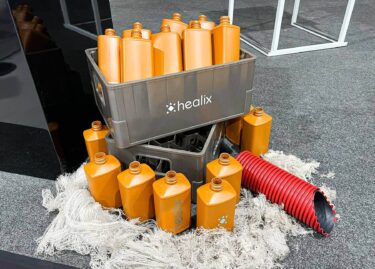 Orangefarbene Kunststoffflaschen aus wiederverwertetem Plastik