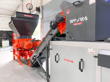 zwei weima shredder in orange mit förderband als Verbindung