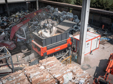 weima m8.28 shredder mit aufgabekran und sperrmüll in brescia italien