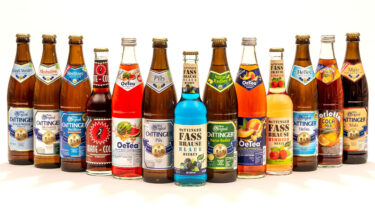 Gefüllte Glasflaschen von der Brauerei OeTTINGER