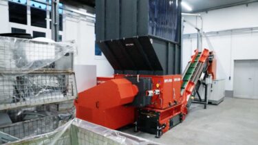 Production hall with production scrap and the WEIMA single-shaft shredder