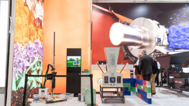 Precious Plastic Spritzgussmaschine und Shredder Pro nebeneinander auf dem WEIMA K 2022 Messestand