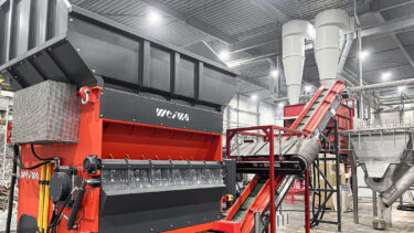 PP Kunststoffzerkleinerung bei Aufderhaar mit WEIMA Shredder und Förderband in einer Produktionshalle
