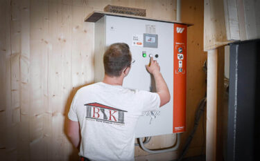 mitarbeiter bedient den schaltschrank des wl 4 shredders von weima