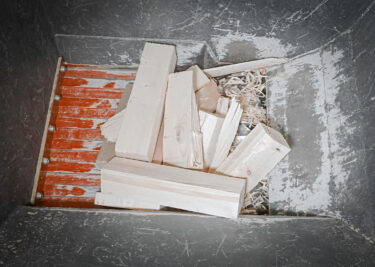 shredder zerkleinert restholz mit rotor samt schneidmessern