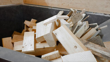 befüllter shredder trichter mit restholz